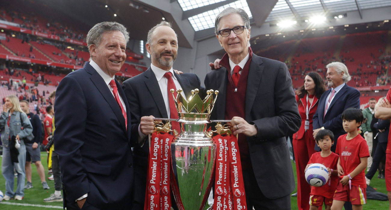 Οι ιδιοκτήτες της Λίβερπουλ με το τρόπαιο της Premier League / Πηγή:Imago