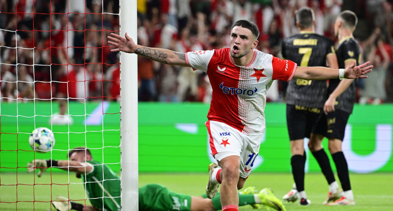 Ο Χρήστος Ζαφείρης πανηγυρίζει με τη φανέλα της Σλάβια Πράγας / Πηγή: Imago