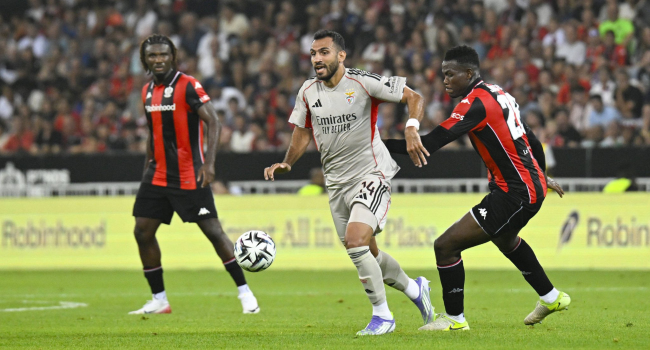 Ο Βαγγέλης Παυλίδης σε μονομαχία από την αναμέτρηση της Νις με την Μπενφίκα / Πηγή: Imago