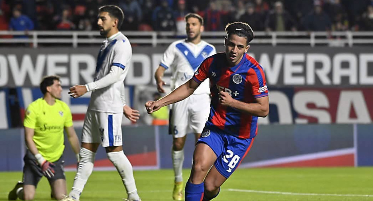 Ο Κουέγιο πανηγυρίζει το γκολ που έχει βάλει απέναντι στην Βελέζ / Πηγή: Imago