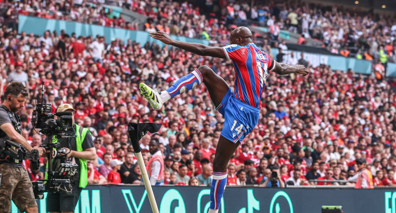 Ο Ματετά κατά τη διάρκεια των πανηγυρισμών του στο γκολ που πέτυχε απέναντι στην Λίβερπουλ / Πηγή: Imago