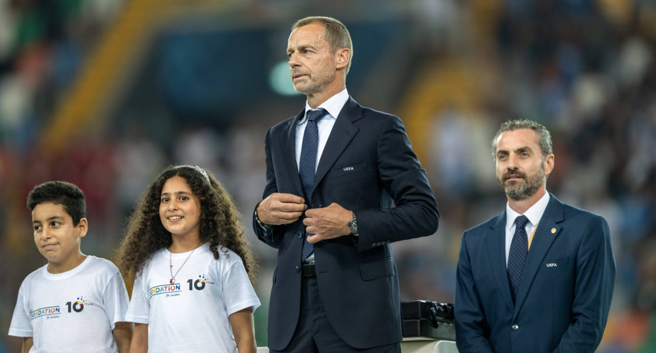 Η 12άχρονη Τάλα και ο 9άχρονος Μοχάμεντ ανέβηκαν στο πόντιουμ για την απονομή στον τελικό του UEFA Super Cup / Πηγή: Imago