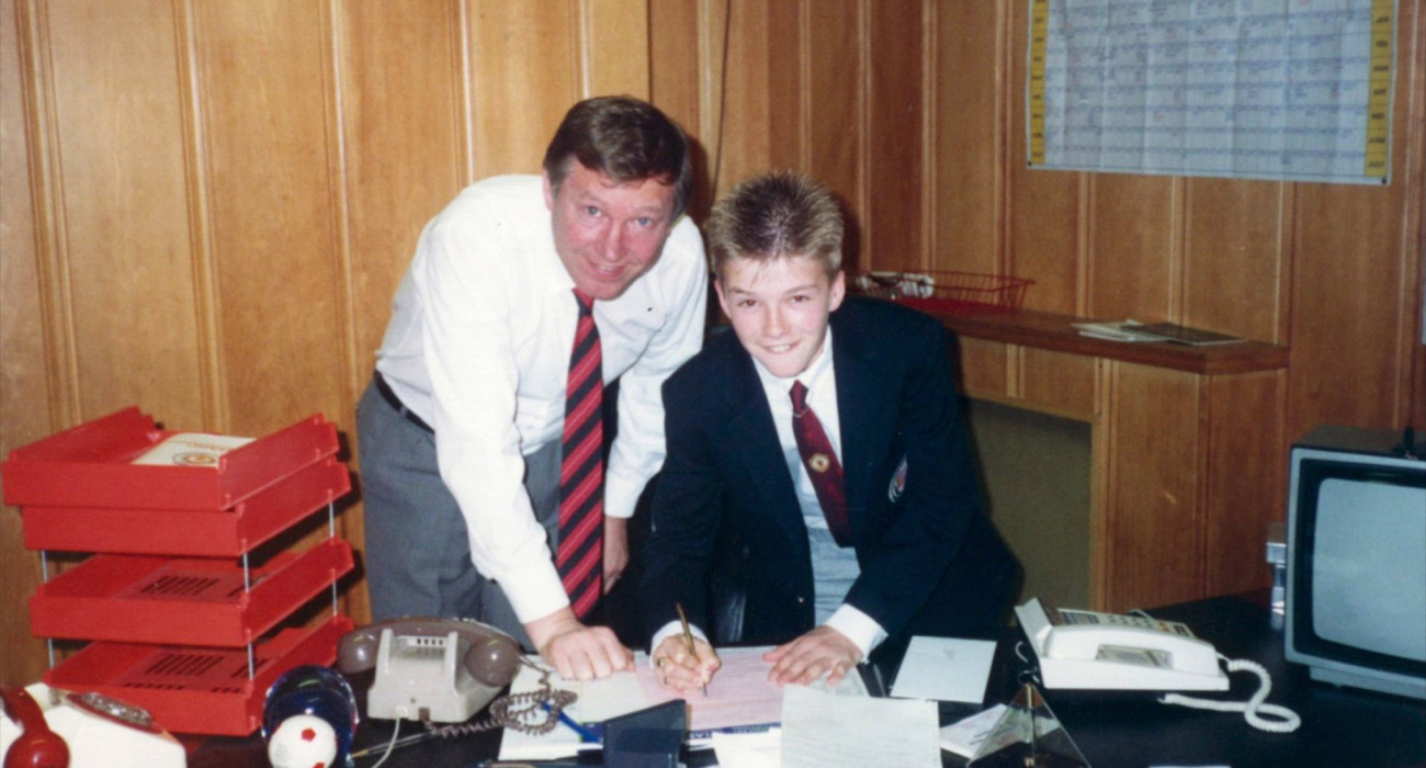 Ο Σερ Άλεξ Φέργκιουσον μαζί με τον 14χρονο Ντέιβιντ Μπέκαμ/ Πηγή: Imago