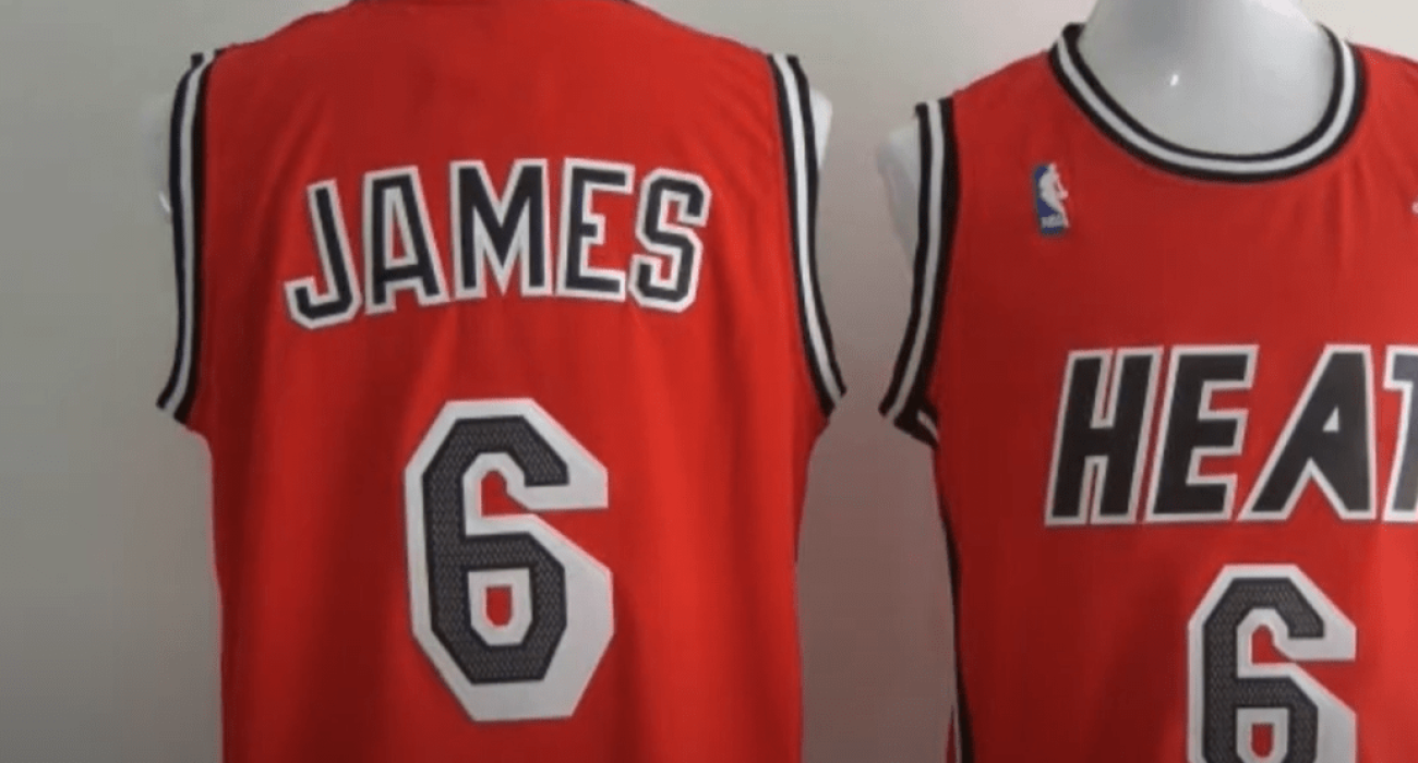 Πηγή: Screenshot - Φανέλα των Μαϊάμι Χιτ, η οποία γράφει το όνομα του ΛεΜπρόν Τζέιμς