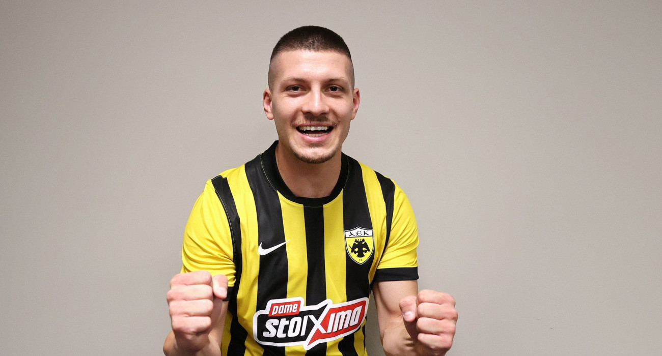 Ο Λούκα Γιόβιτς με τη φανέλα της ΑΕΚ / Πηγή: Intime