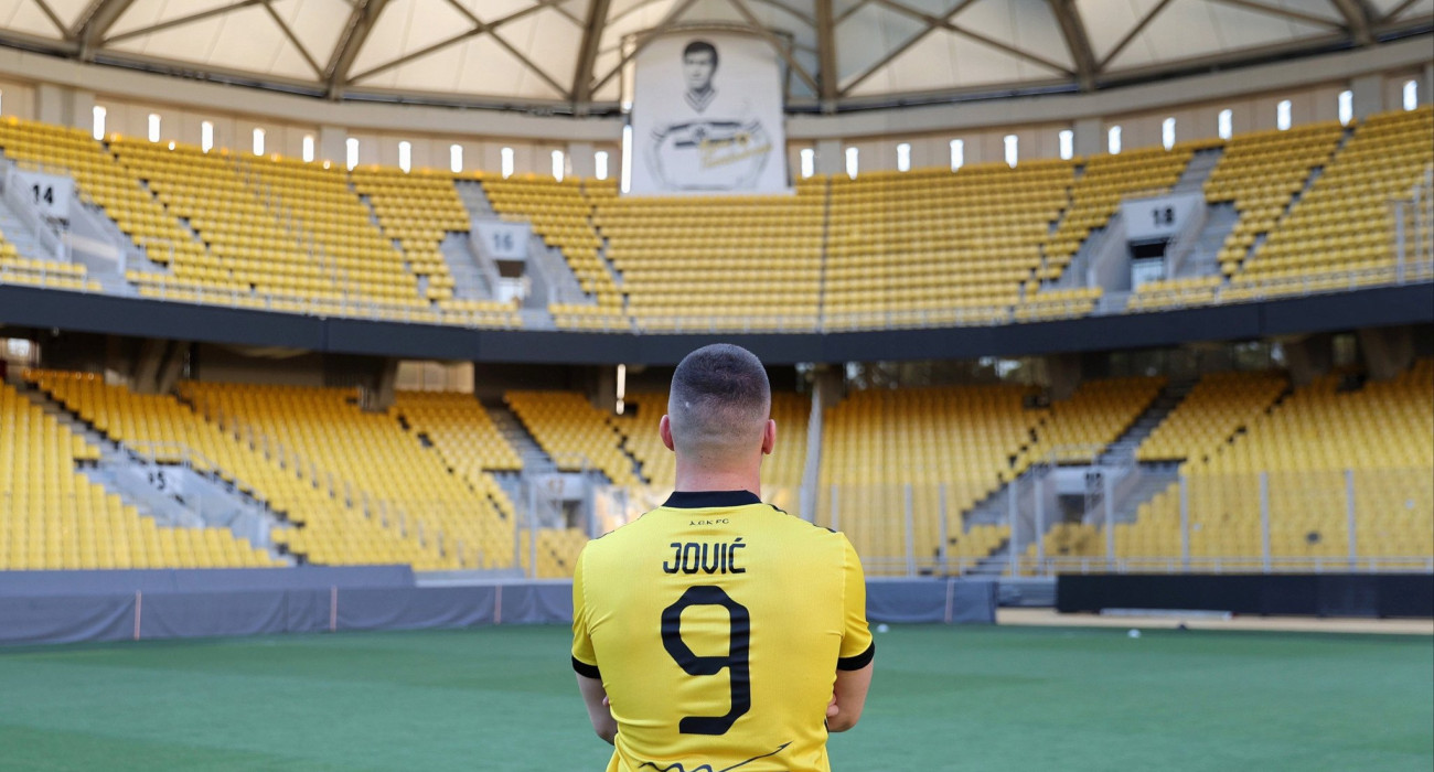 Ο Λούκα Γιόβιτς κοιτά με δέος τον πυλώνα με τον Μίμη Παπαϊωάννου στο γήπεδο της ΑΕΚ / Πηγή: IntimeΟ Λούκα Γιόβιτς κοιτά με δέος τον πυλώνα με τον Μίμη Παπαϊωάννου στο γήπεδο της ΑΕΚ / Πηγή: Intime