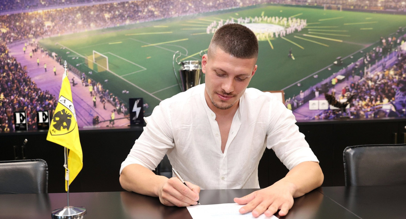 Ο Λούκα Γιόβιτς υπογράφει στην ΑΕΚ / Πηγή: Intime