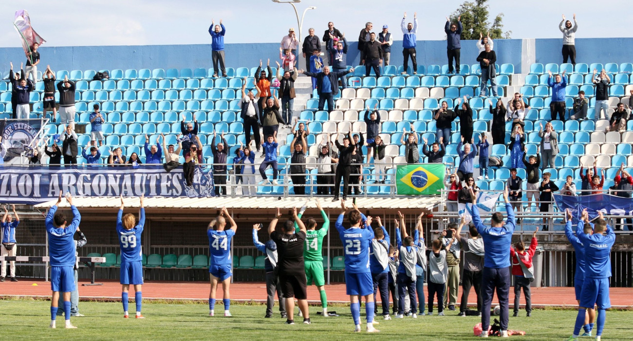 Οι ποδοσφαιριστές της Καβάλας πανηγυρίζουν με τον κόσμο τους / Πηγή: Intime