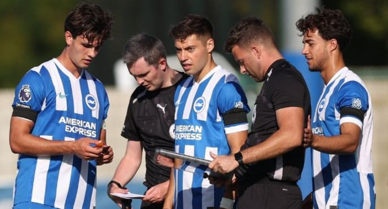 Τζίμας και Κωστούλας με την φανέλα της Μπράιτον / Screenshot