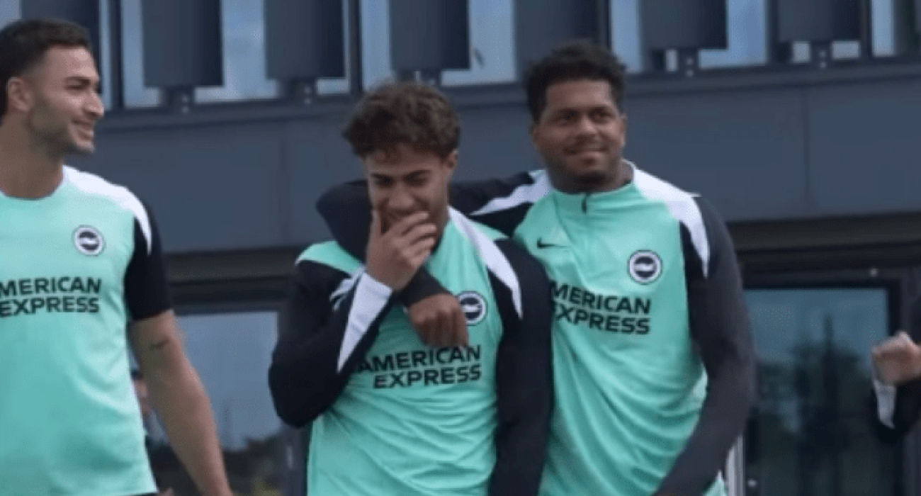 Ο Μπάμπης Κωστούλας στην προπόνηση της Μπράιτον / Screenshot