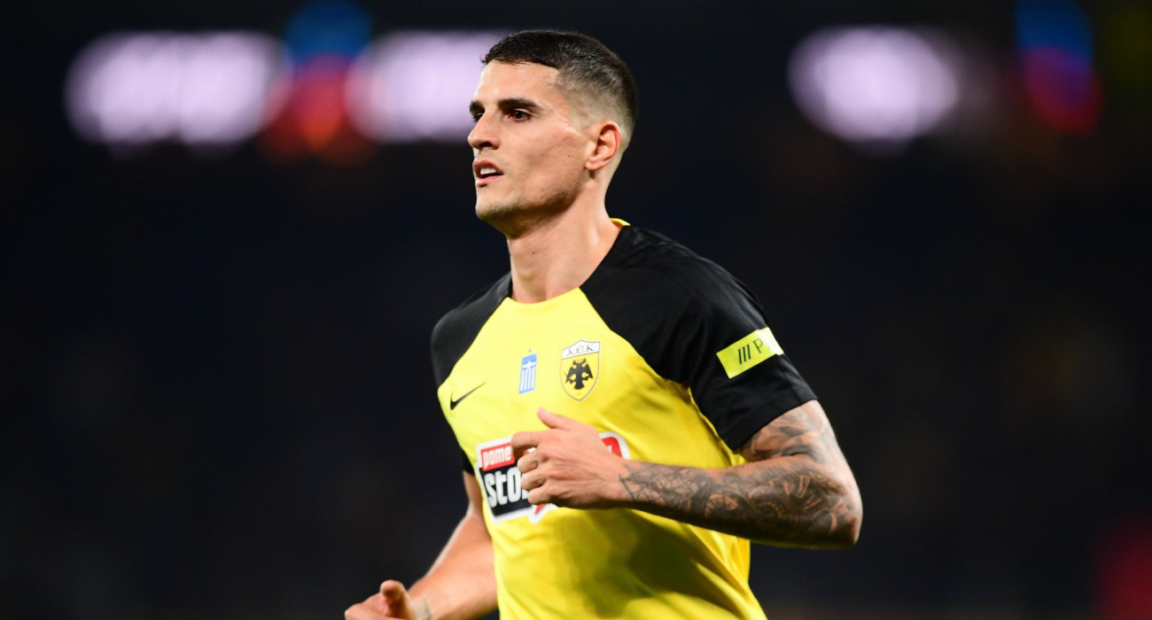 Ο Έρικ Λαμέλα με την φανέλα της ΑΕΚ/Πηγή: Eurokinissi