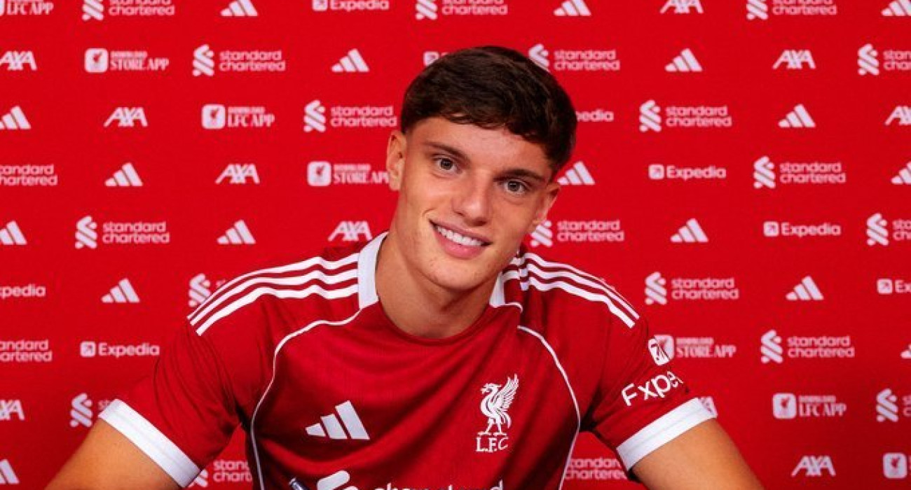 Ο Λεόνι με τη φανέλα της Λίβερπουλ / Πηγή: Liverpoolfc