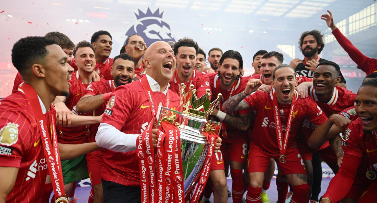 Ο Άρνε Σλοτ και οι παίκτες της Λίβερπουλ πανηγυρίζουν για την κατάκτηση της Premier League/Πηγή: Getty Images