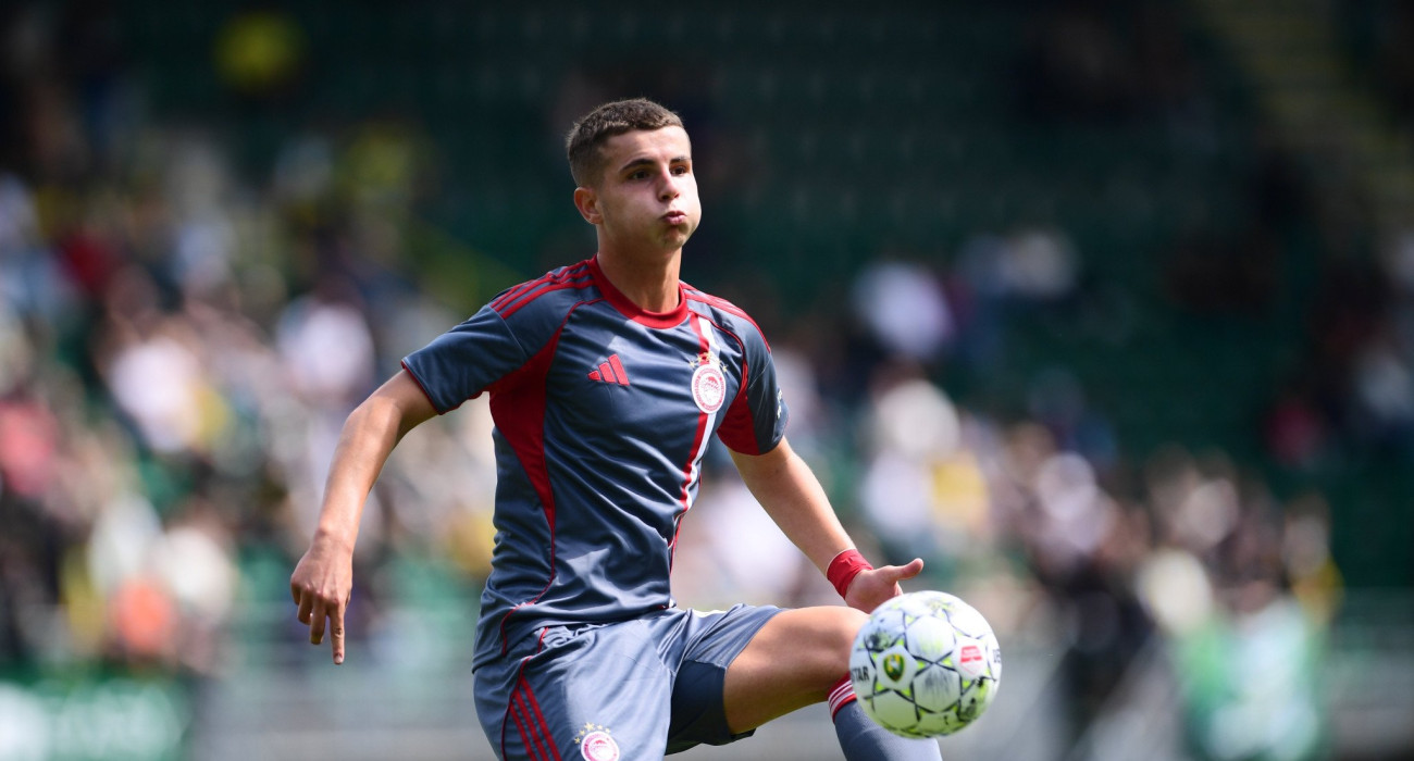 Ο Χρήστος Μουζακίτης με τη φανέλα του Ολυμπιακού / Πηγή: Eurokinissi