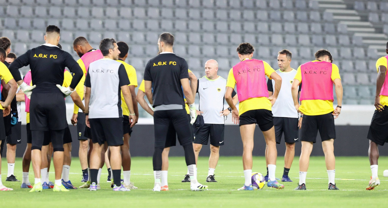 O Nίκολιτς και οι παίκτες της ΑΕΚ /Πηγή: Intime