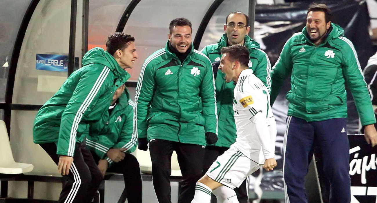 Ο Σωτήρης Νίνης πανηγυρίζει με την ομάδα στον αγώνα του Παναθηναϊκού με τον ΠΑΟΚ το 2011 / Πηγή: Intime