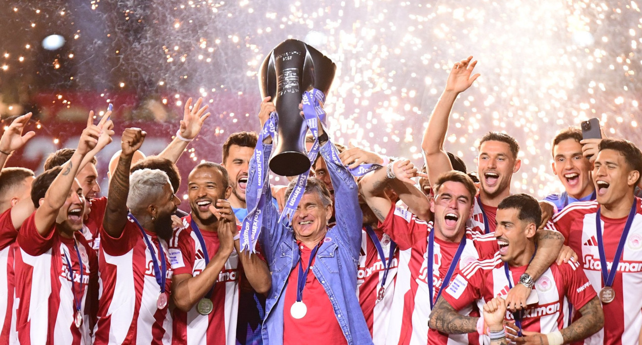 Οι παίκτες του Ολυμπιακού και ο Μεντιλίμπαρ πανηγυρίζουν / Πηγή: Eurokinissi