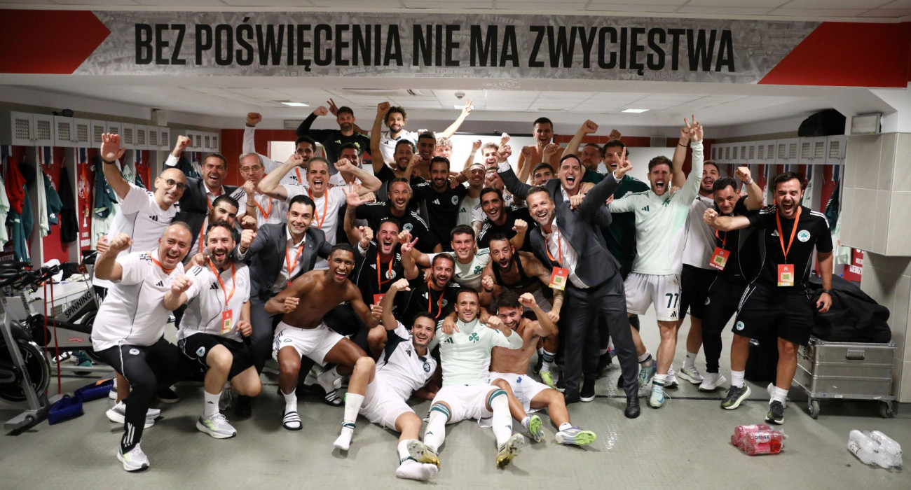 Οι ποδοσφαιριστές του Παναθηναϊκού, πανηγυρίζουν τη μεγάλη πρόκριση επί της Σαχτάρ στα αποδυτήρια - ΠΗΓΗ: ΙΝΤΙΜΕ