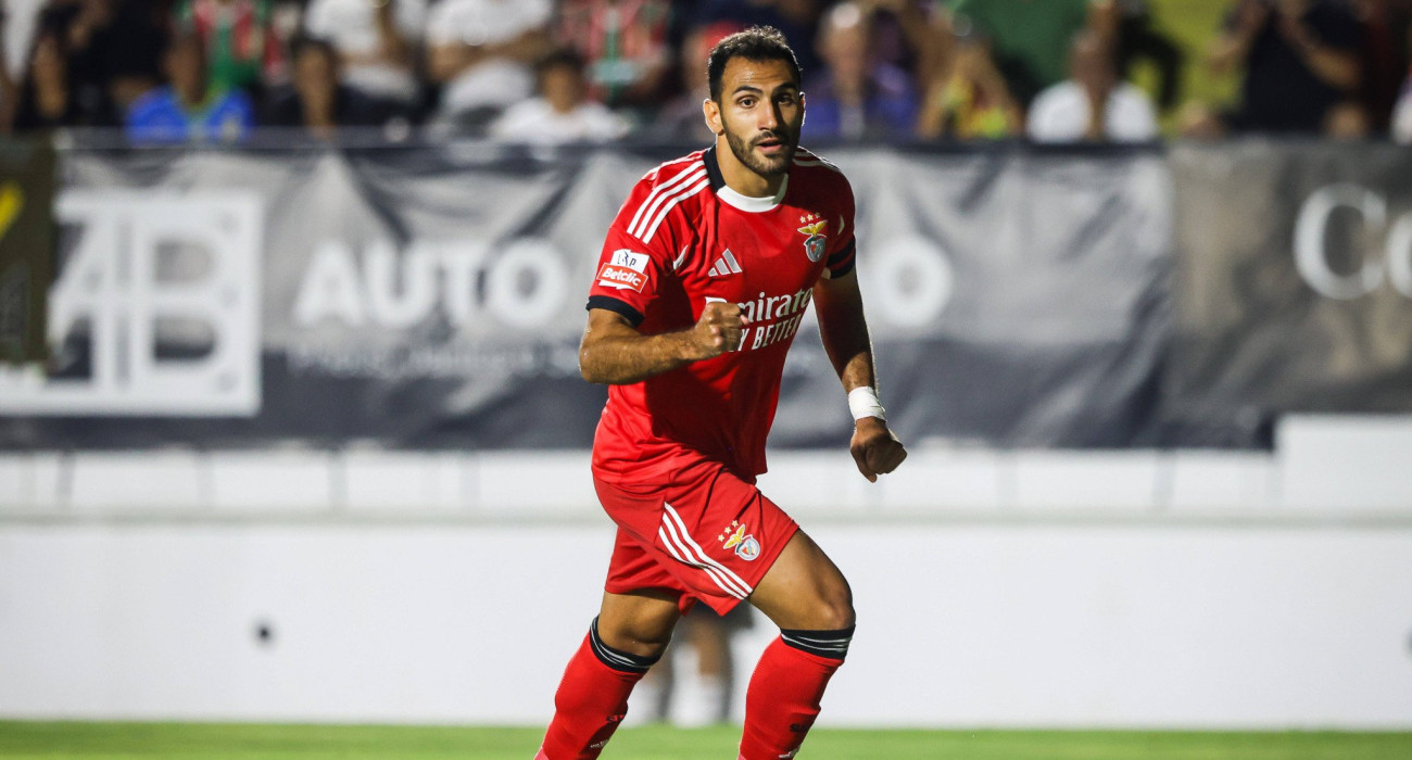 Ο Βαγγέλης Παυλίδης σκοράρει με τη φανέλα της Μπενφίκα / Πηγή: Imago