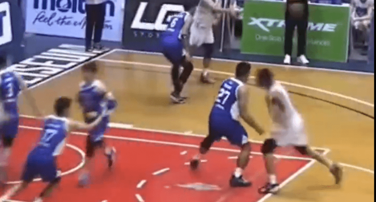 Η σοκαριστική στιγμή της γροθιάς στο πρωτάθλημα των Φιλιππινών