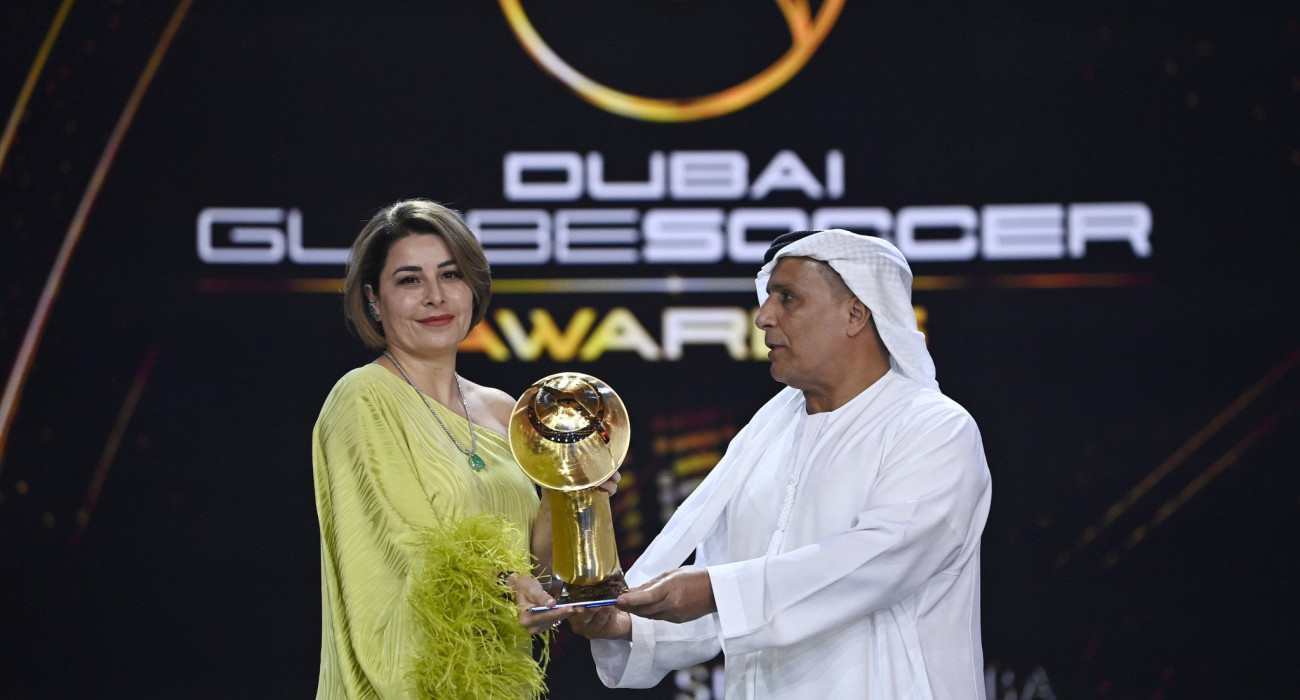 Η Ραφαέλα Πιμέντα παραλαμβάνει το βραβείο για την μεταγραφή του Έρλινγκ Χάαλαντ στη Μάντσεστερ Σίτι/Πηγή: Imago