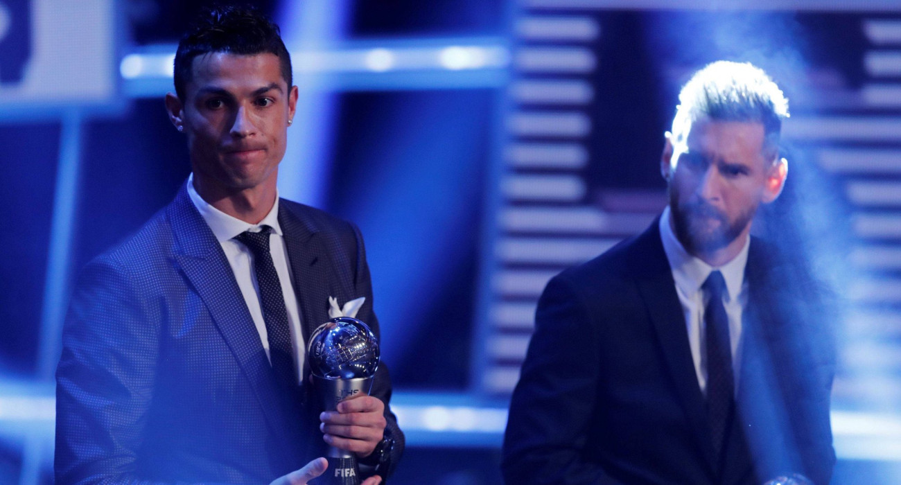 Ρονάλντο και Μέσι στη διάρκεια της απονομής της «Χρυσής Μπάλας» το 2017/Πηγή: Imago