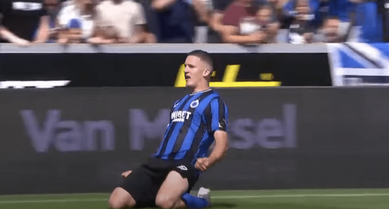 Ο Χρήστος Τζόλης πανηγυρίζει με την φανέλα της Μπριζ / Πηγή: Printscreen