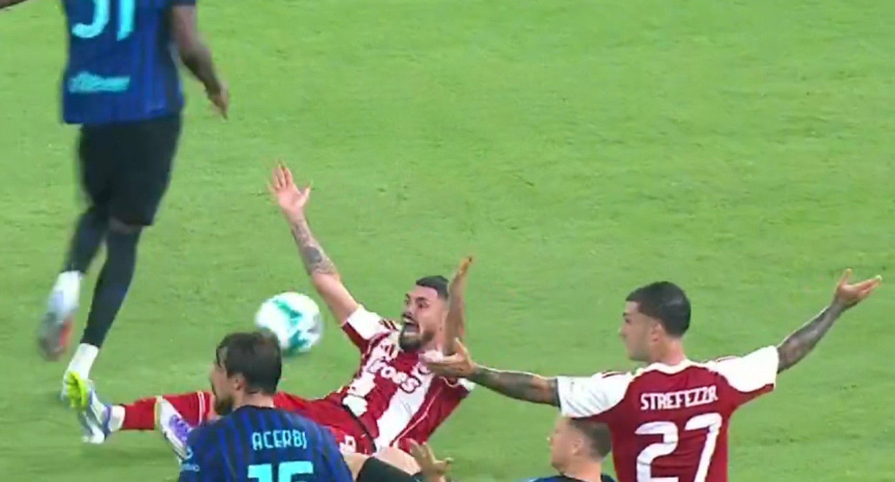 H φάση που ο Καμπελά ζητάει πέναλτι / Screenshot