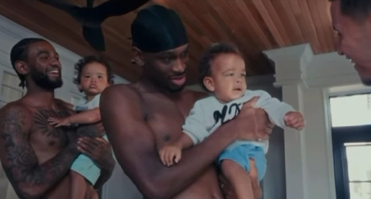 Δύο ξαδέλφια NBAers μεγαλώνουν μαζί τα παιδιά τους (video)