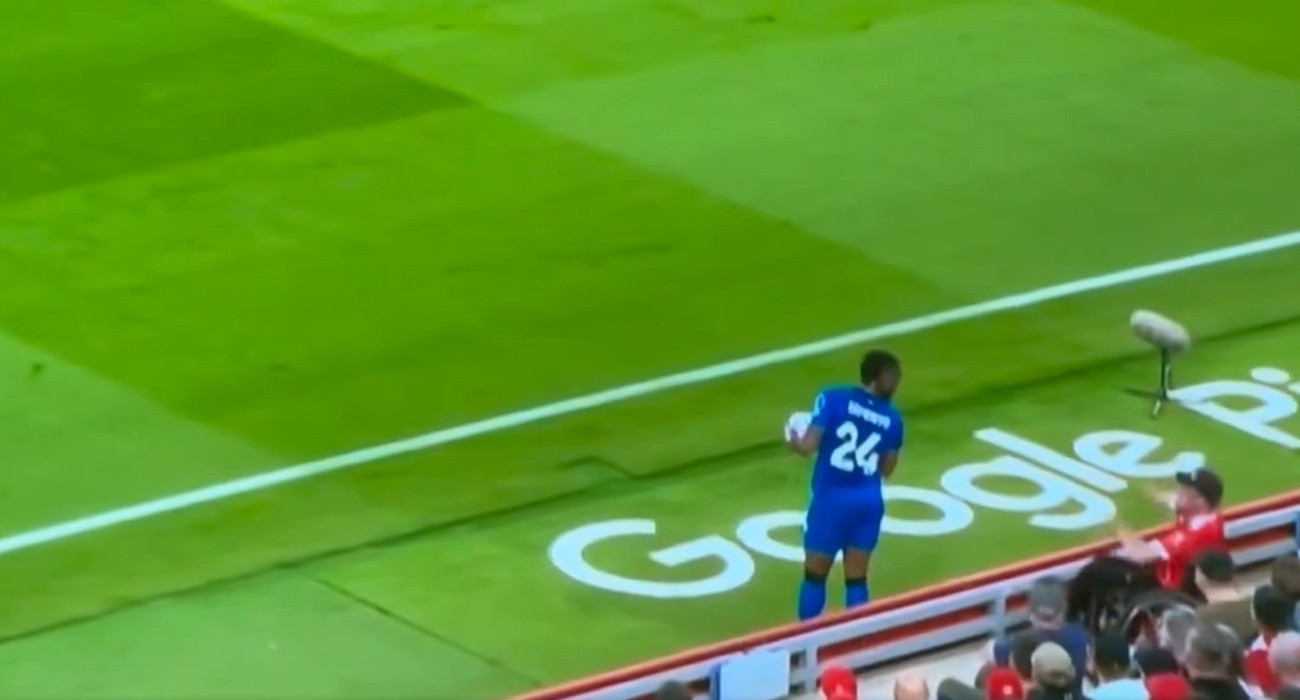 Η στιγμή που ο οπαδός με αμαξίδιο της Λίβερπουλ επιτίθεται με ρατσιστικά σχόλια στον Αντουάν Σεμένιο της Μπόρνμουθ / Screenshot