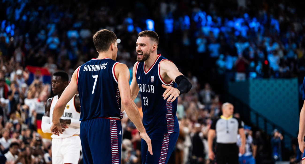 Ο Μπόγκνταν Μπογκντάνοβιτς με τον Μάρκο Γκούντουριτς/Πηγή: FIBA