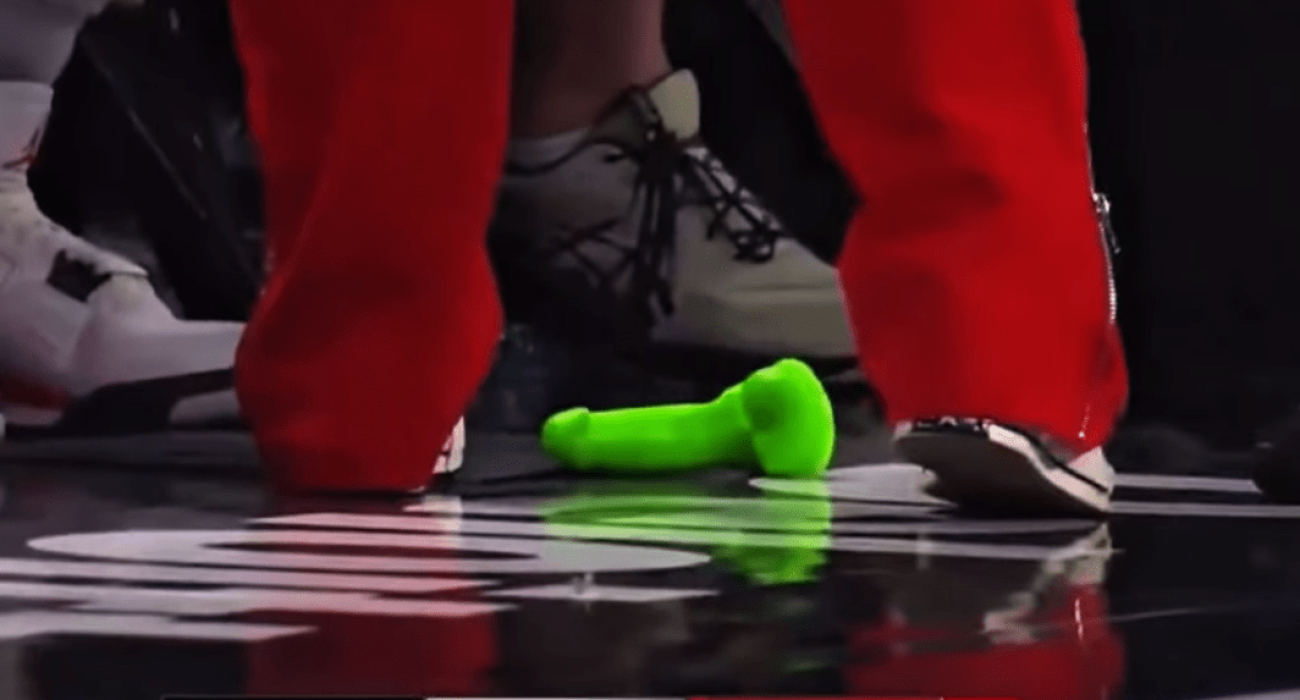 Πηγή: Screenshot - Το sex toy που εκτοξεύτηκε στο παρκέ του WNBA