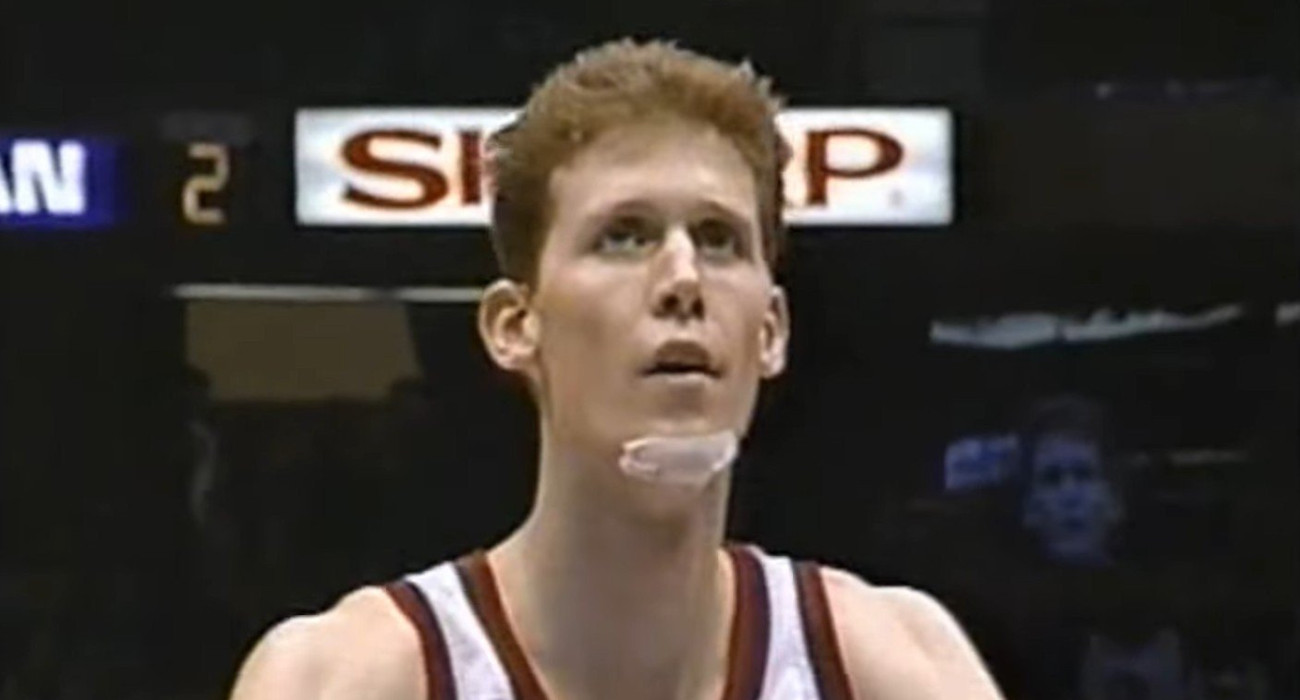 Ο Σον Μπράντλεϊ εκτελεί βολές στον αγώνα κόντρα στους Μπουλς / Screenshot