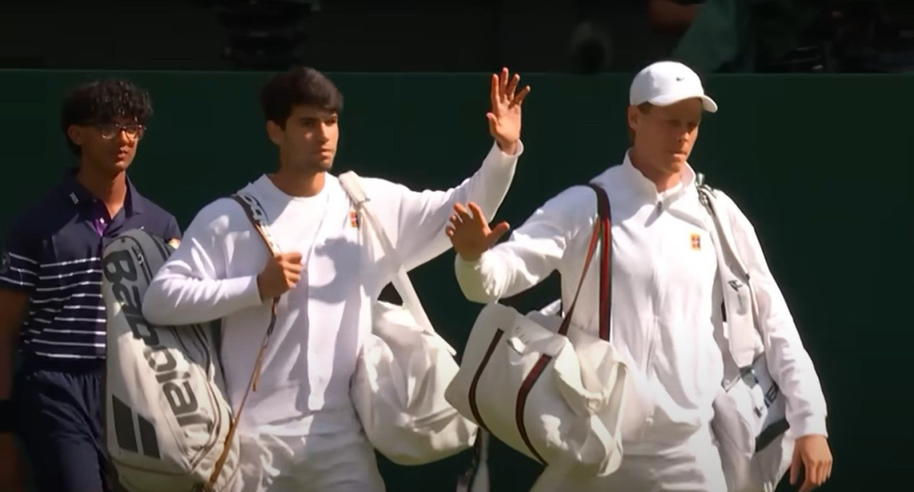 Ο Γιανίκ Σίνερ και ο Κάρλος Αλκαράθ στον τελικό του Wimbledon / Screenshot