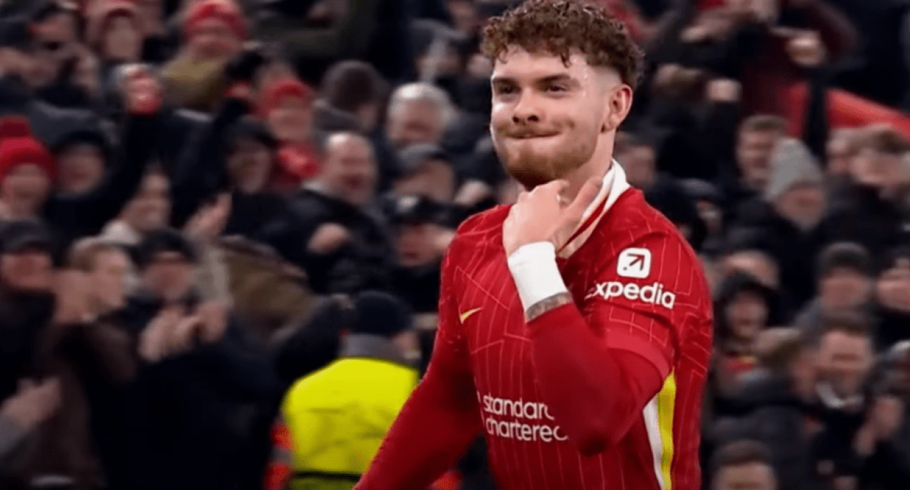 Ο Χάρβει Έλιοτ με τη φανέλα της Λίβερπουλ/ Screenshot