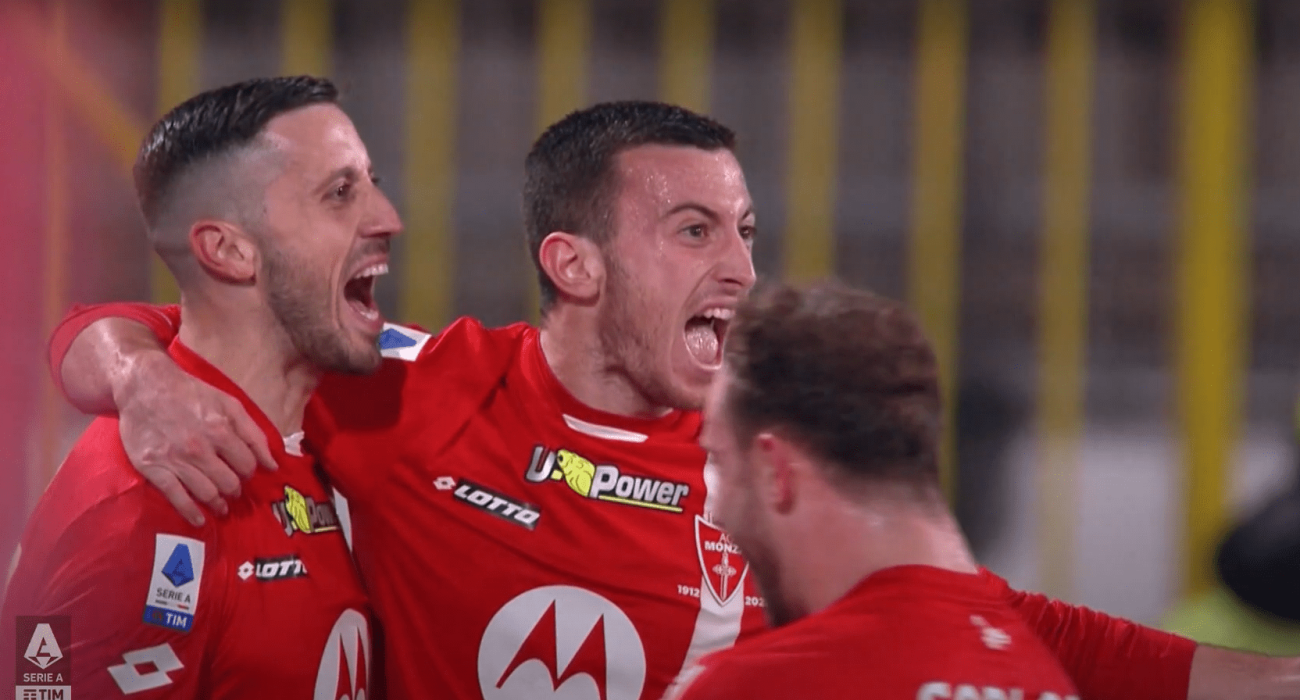 Ο Σαμουέλε Μπιριντέλι πανηγυρίζει με τους συμπαίκτες του στη Μόντσα / Screenshot
