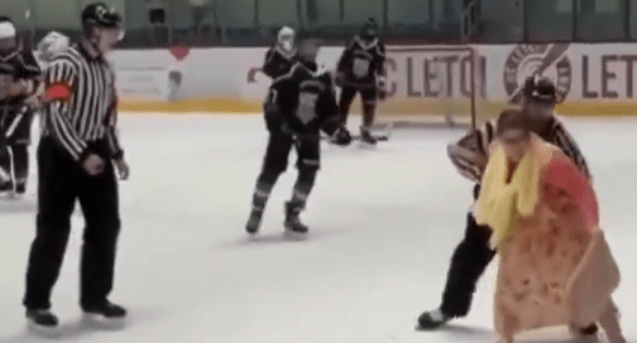 Μία μητέρα εισέβαλλε σε αγώνα χόκεϊ/printscreen