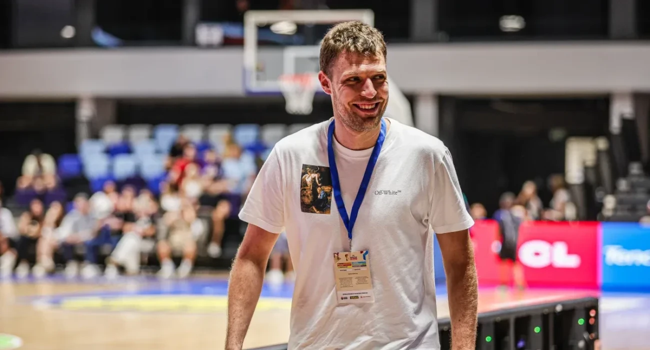 Ο Σάσα Βεζένκοφ έχει πάει να παρακολουθήσει την αναμέτρηση της χώρας του, Πηγή: FIBA