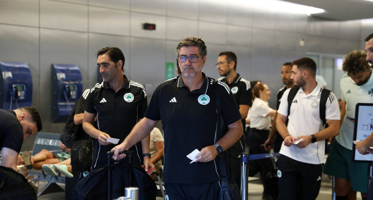 O Ρουί Βιτόρια με την αποστολή του Παναθηναϊκού / Πηγή: Intime