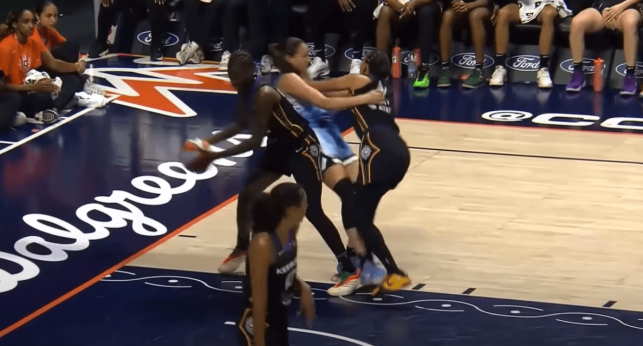 Η στιγμή που οι αθλήτριες πιάστηκαν στα χέρια στον χθεσινό αγώνα του WNBA / Πηγή: Screenshot
