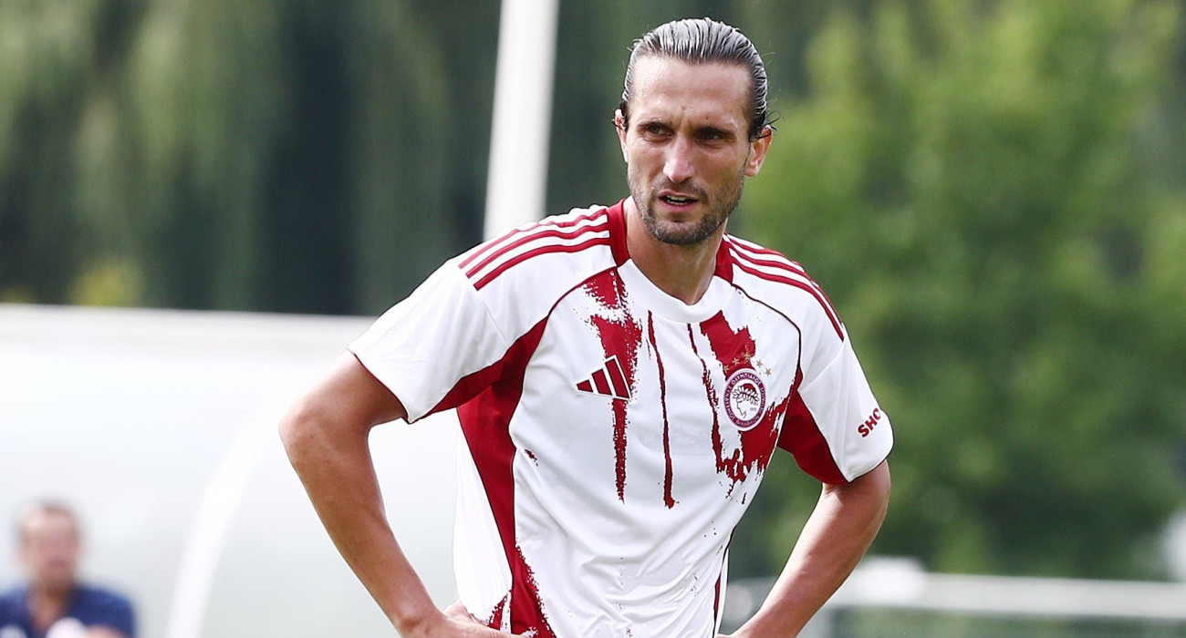 Ο Γιουσούφ Γιαζίτσι με τη φανέλα του Ολυμπιακού / Πηγή: Intime