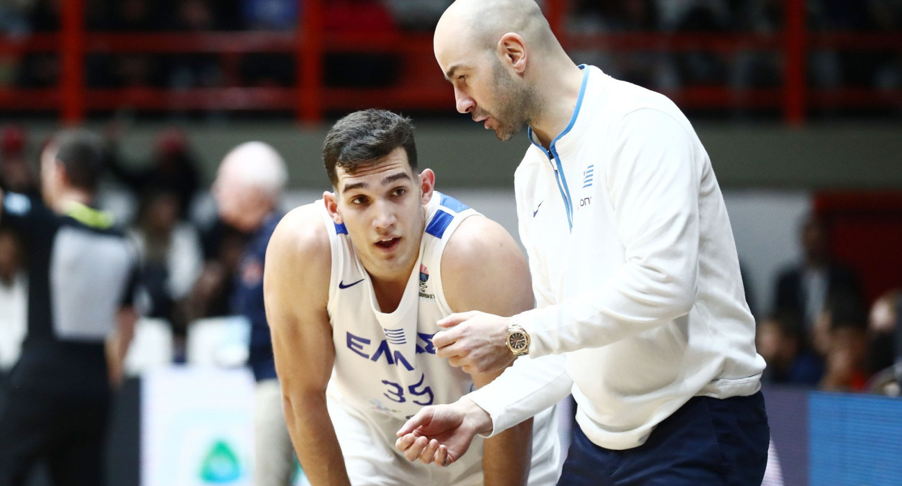 Ο Βασίλης Σπανούλης δίνει οδηγίες στον Βαγγέλη Ζουγρη / Πηγή: ΙΝΤΙΜΕ