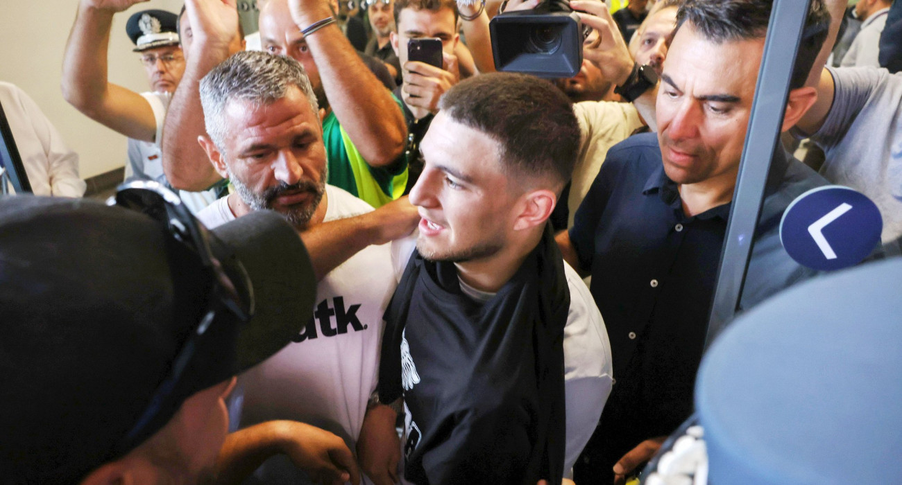 Ο Χρήστος Ζαφείρης και η «τρέλα» των οπαδών του ΠΑΟΚ κατά την άφιξή του / Πηγή: ΙΝΤΙΜΕ