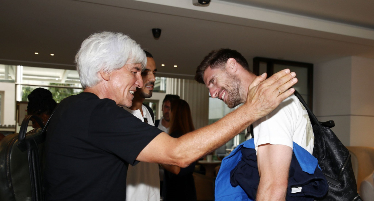 Ο Ιβάν Γιοβάνοβιτς μαζί με τους παίκτες της Εθνικής / Πηγή: In Time