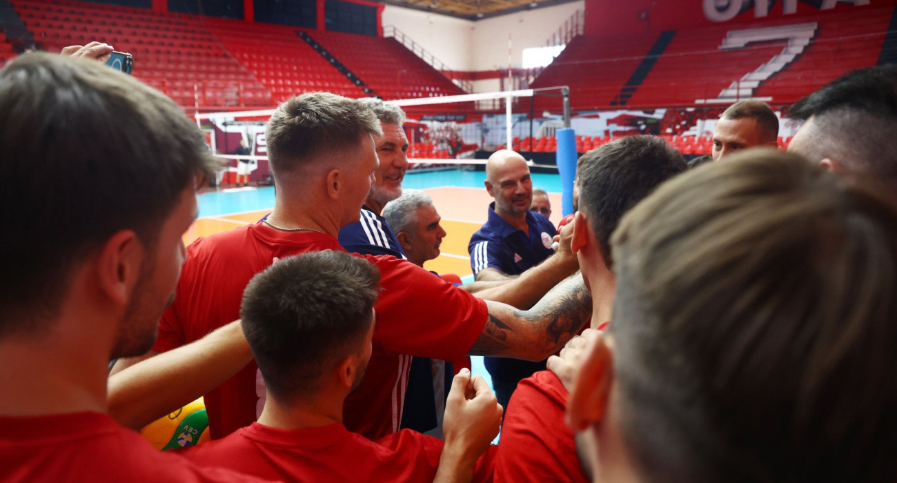 Η ομάδα βόλεϊ ανδρών του Ολυμπιακού στην πρώτη προπόνηση / Πηγή: Intime