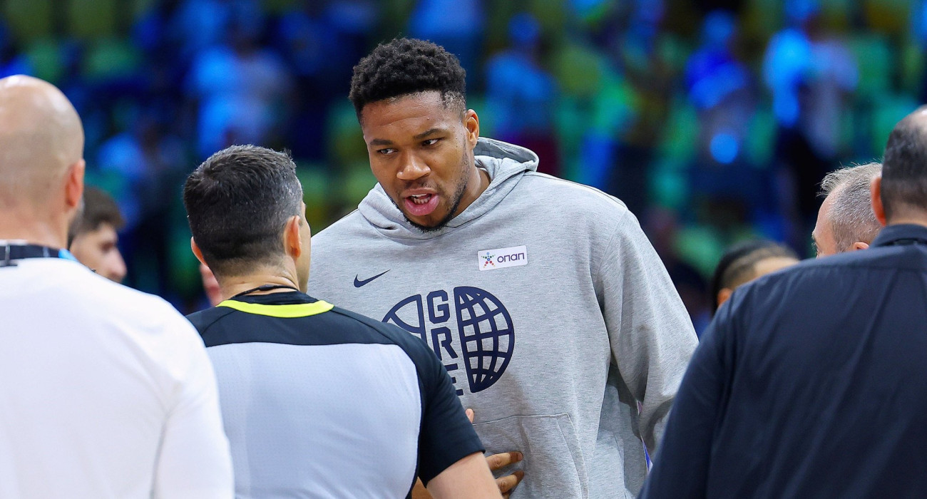 Ο Γιάννης Αντετοκούνμπο διαμαρτύρεται στους διαιτητές / Πηγή: ΙΝΤΙΜΕ