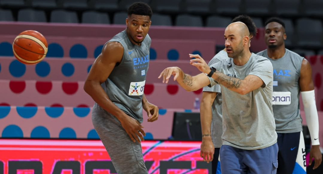 Ο Βασίλης Σπανούλης δίνει οδηγίες στον Γιάννη Αντετοκούνμπο - Πηγή: Instagram Hellenic Basketball Federation