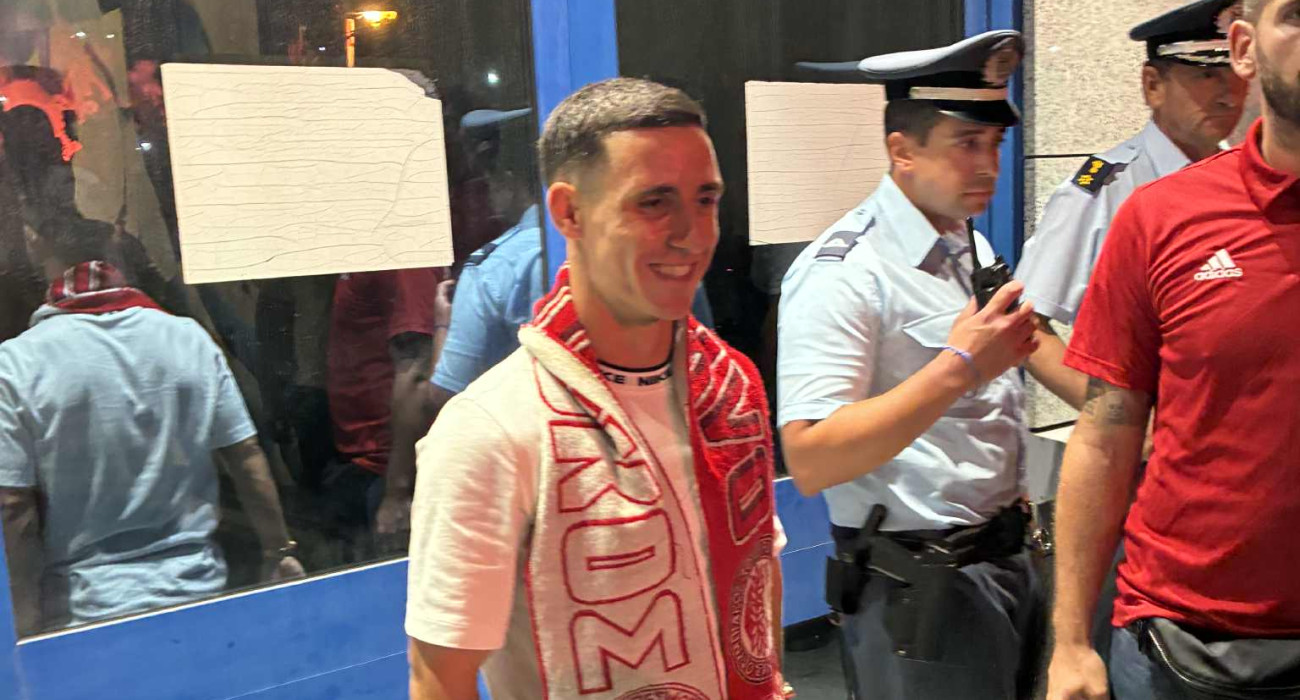 Η πρώτη φωτογραφία του Ντάνιελ Ποντένσε στην επιστροφή του στην Ελλάδα για τον Ολυμπιακό