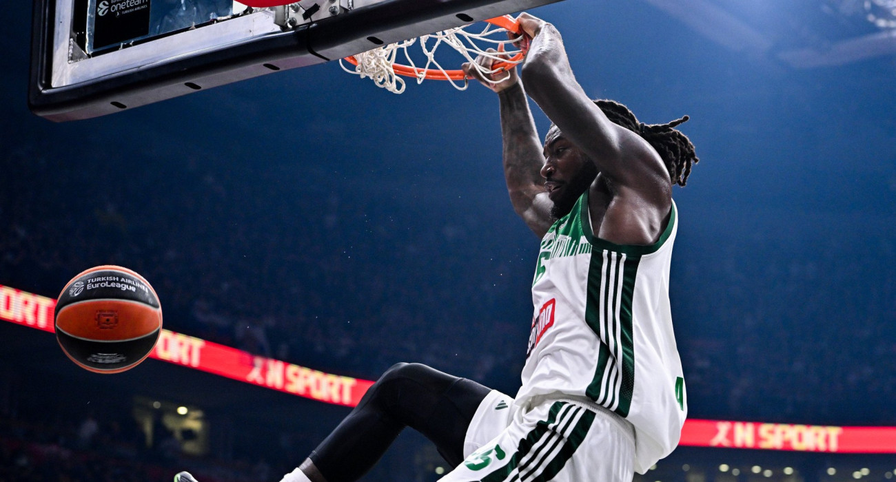 Ο Ματίας Λεσόρ που καρφώνει μέσα στο γήπεδο της Παρτίζαν / Πηγή: Eurokinissi