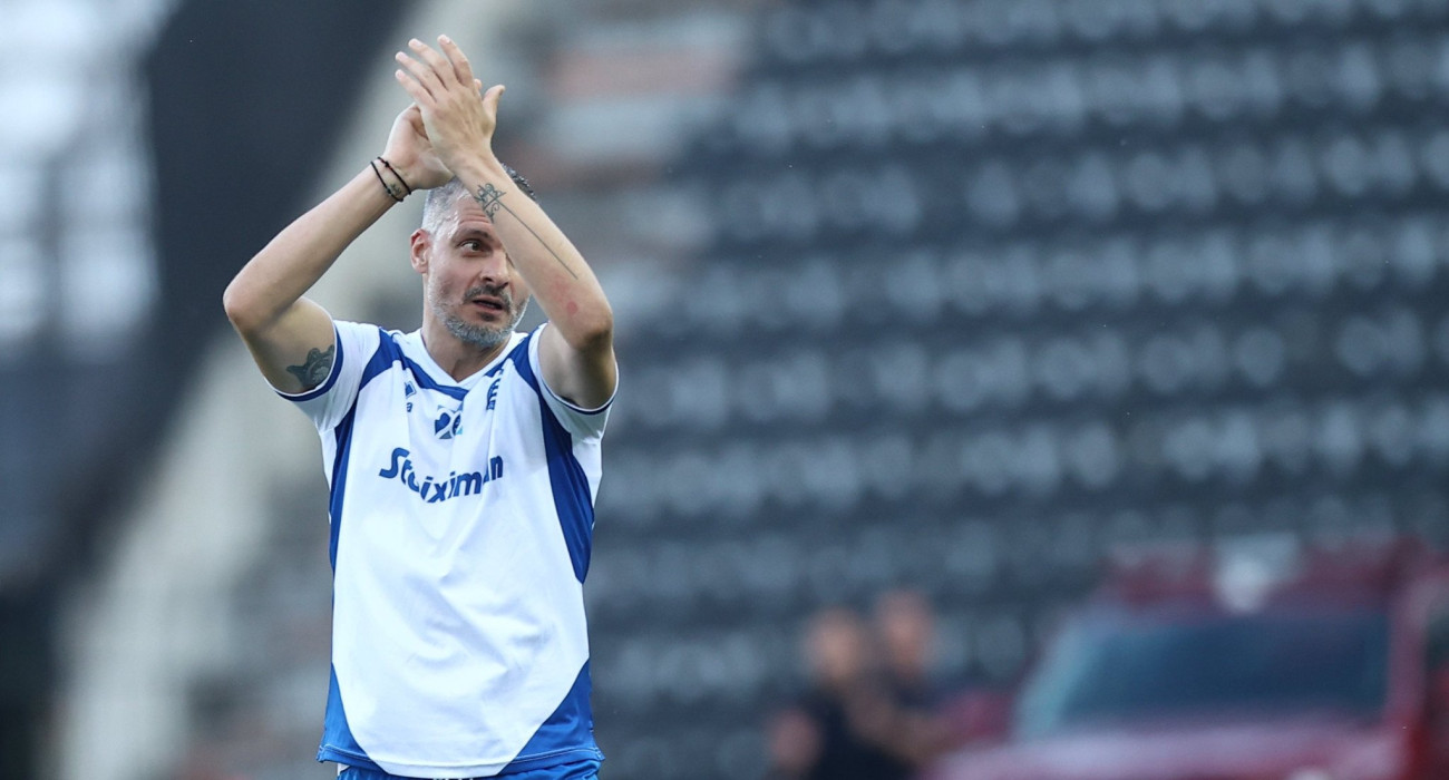 Ο Άγγελος Χαριστέας σττον αγώνα των Legends 2004 με τους European Legends / Πηγή: Eurokinissi